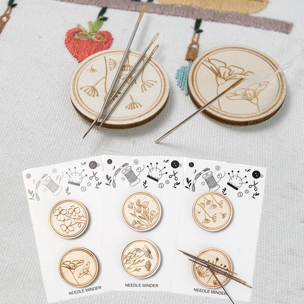Needle Minder Magnet - 2 個クロスステッチ木製ニードルマインダーラウンド縫製マグネットニードルキーパー刺繍彫刻花柄裁縫アクセサリー