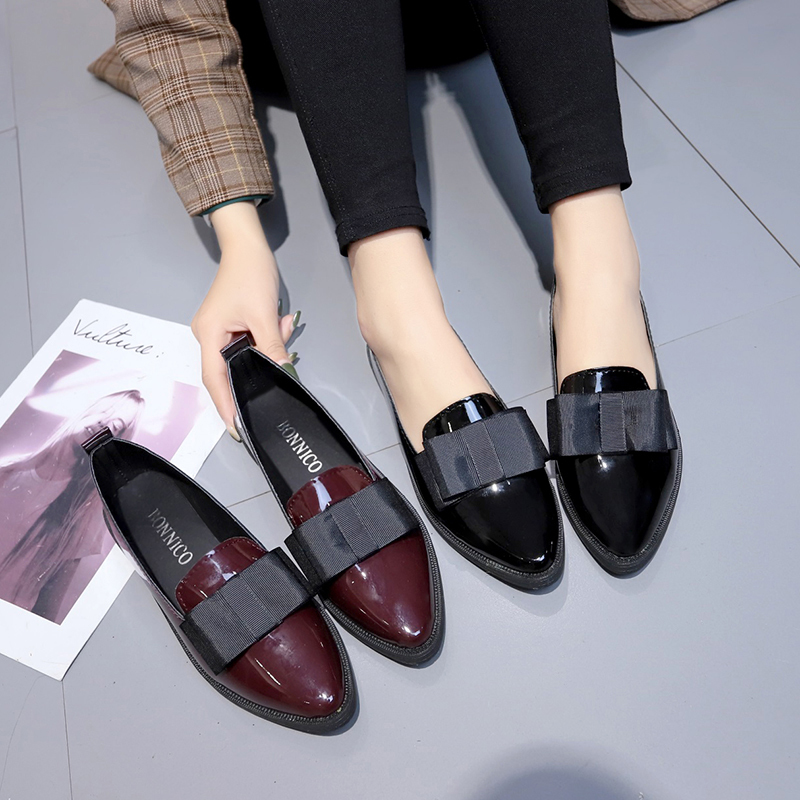 Embroidery Flat Shoes - ブラック/ワインレッドのパテントレザーのポインテッドトゥフラットシューズ、ボウノットスリッポンローファー、普段使いやビジネスシーンに最適な万能ドレスシューズ