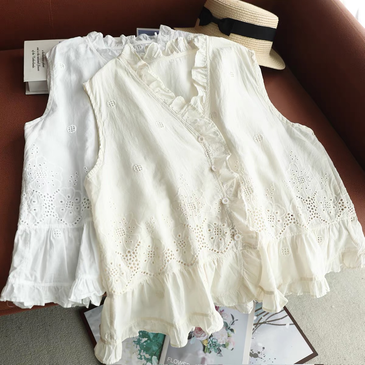 Embroidery Eyelet - 女性ノースリーブベストトップフリル V ネックブラウス中空アイレット刺繍レースフリル裾コテージコアコットンサマータンクシャツ