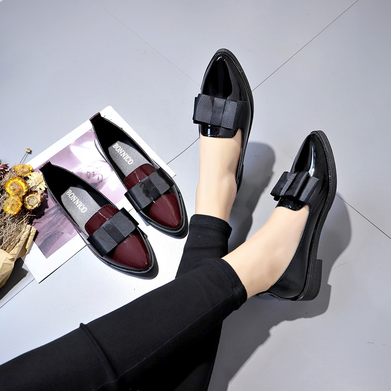 ブラック/ワインレッドのパテントレザーのポインテッドトゥフラ - Embroidery Flat Shoes のレビューと価格