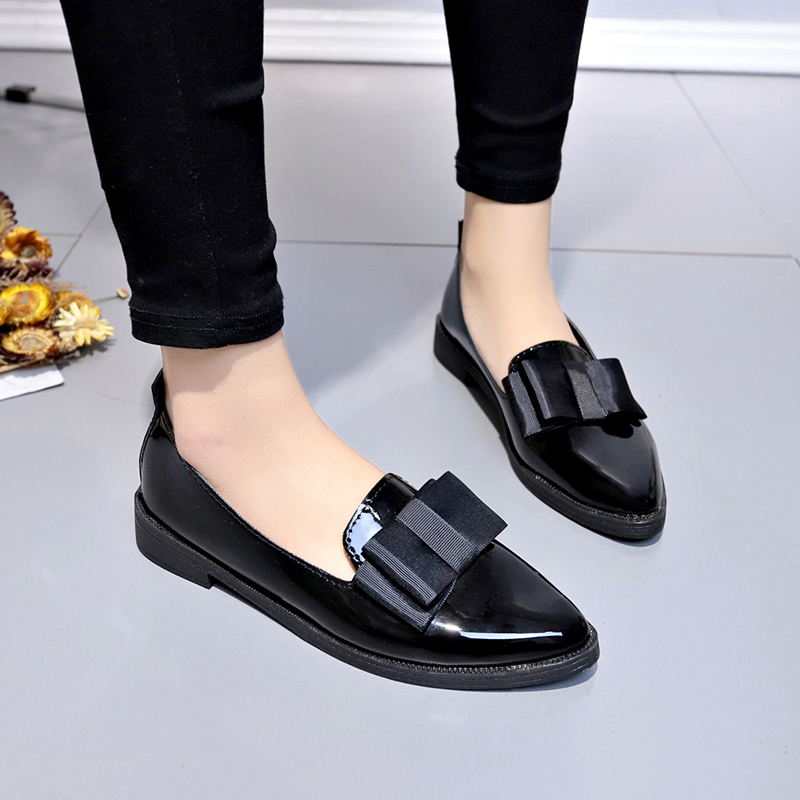 ブラック/ワインレッドのパテントレザーのポインテッドトゥフラ - Embroidery Flat Shoes のレビューと価格