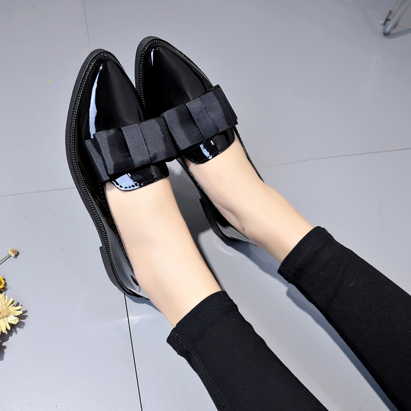 ブラック/ワインレッドのパテントレザーのポインテッドトゥフラ - Embroidery Flat Shoes のレビューと価格