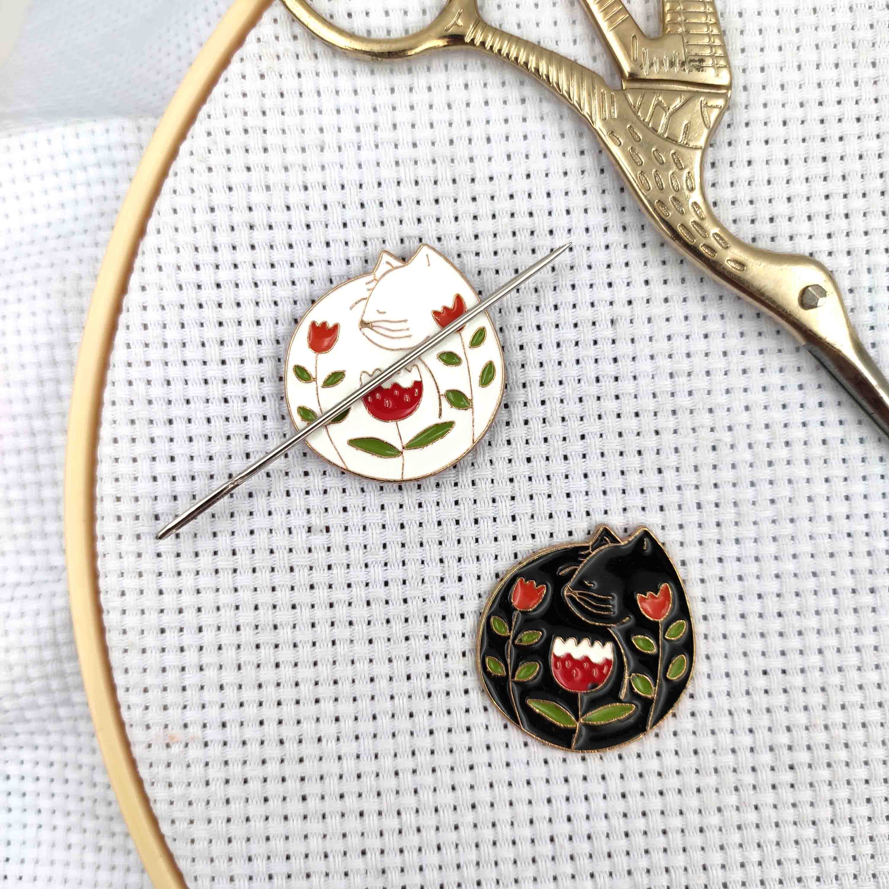 2つの猫の針,黒と白の縫製磁石,針,針,脱毛,針のセット - Needle Minder Magnet のレビューと価格