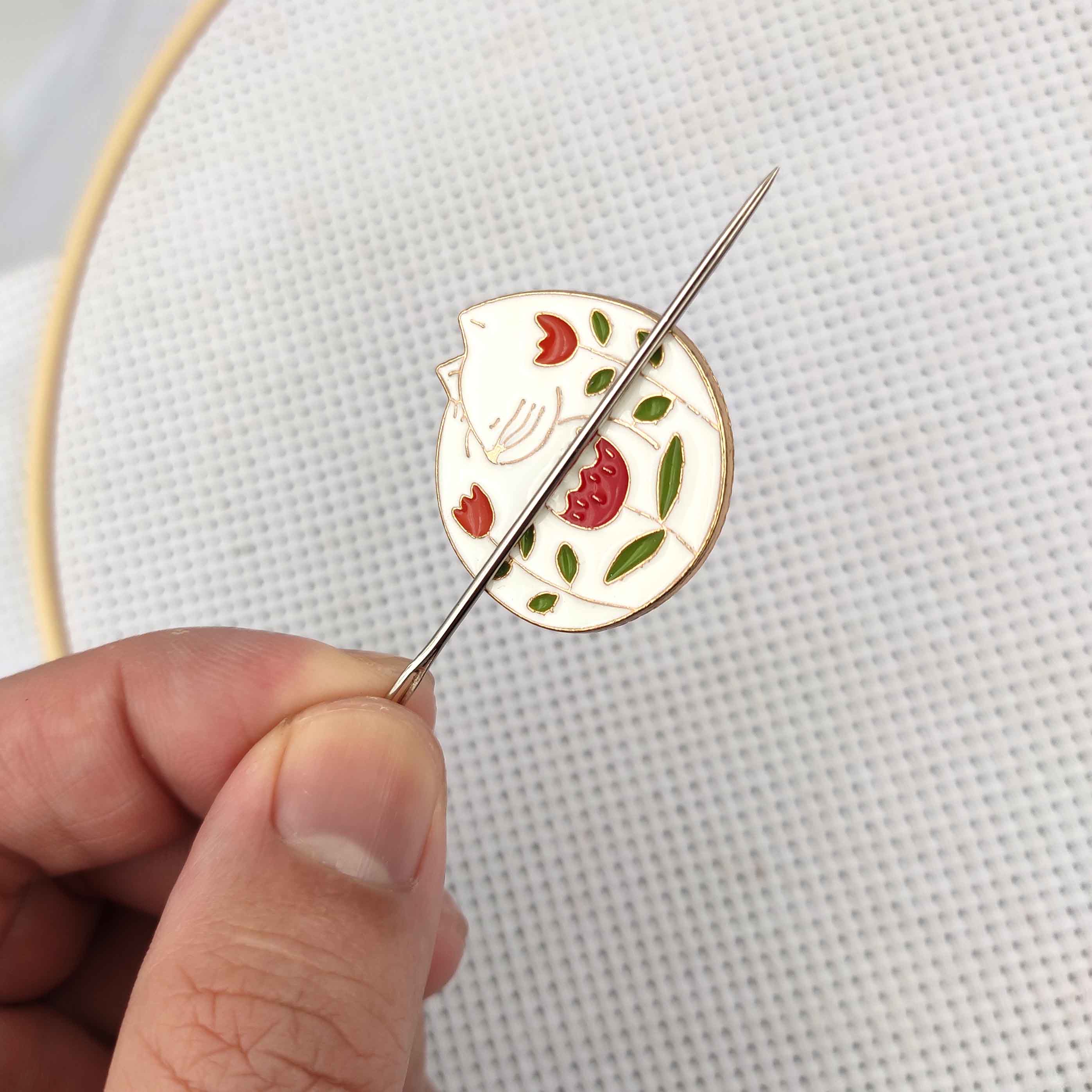 2つの猫の針,黒と白の縫製磁石,針,針,脱毛,針のセット - Needle Minder Magnet のレビューと価格