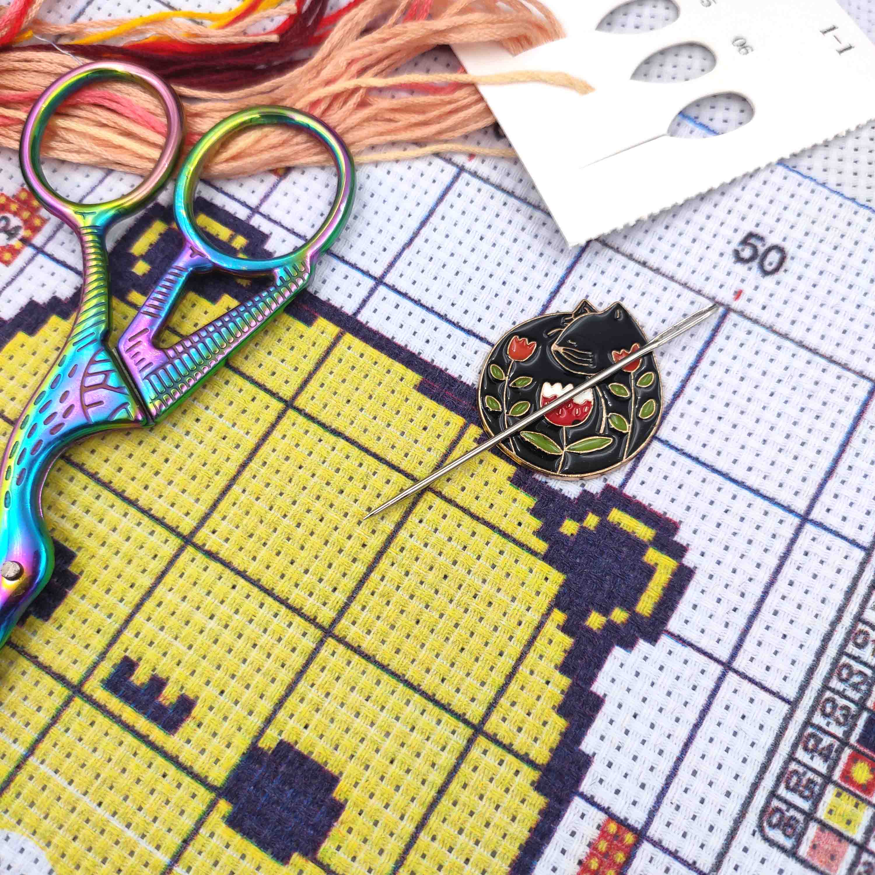 2つの猫の針,黒と白の縫製磁石,針,針,脱毛,針のセット - Needle Minder Magnet のレビューと価格