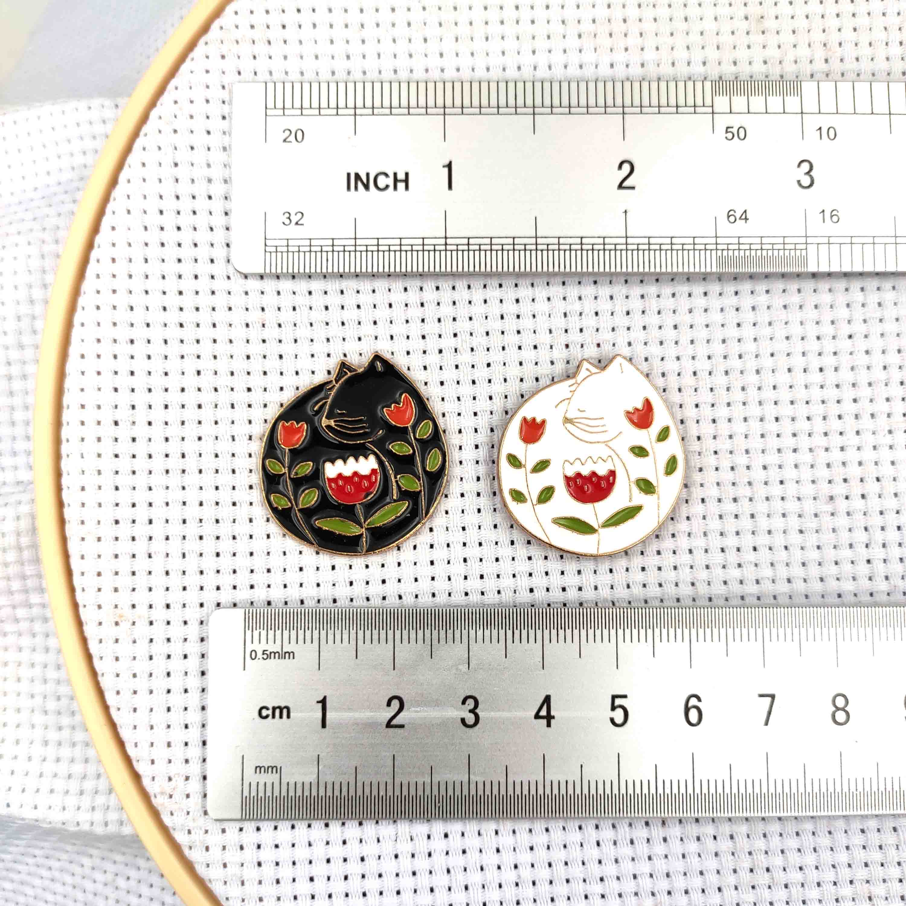 2つの猫の針,黒と白の縫製磁石,針,針,脱毛,針のセット - Needle Minder Magnet のレビューと価格