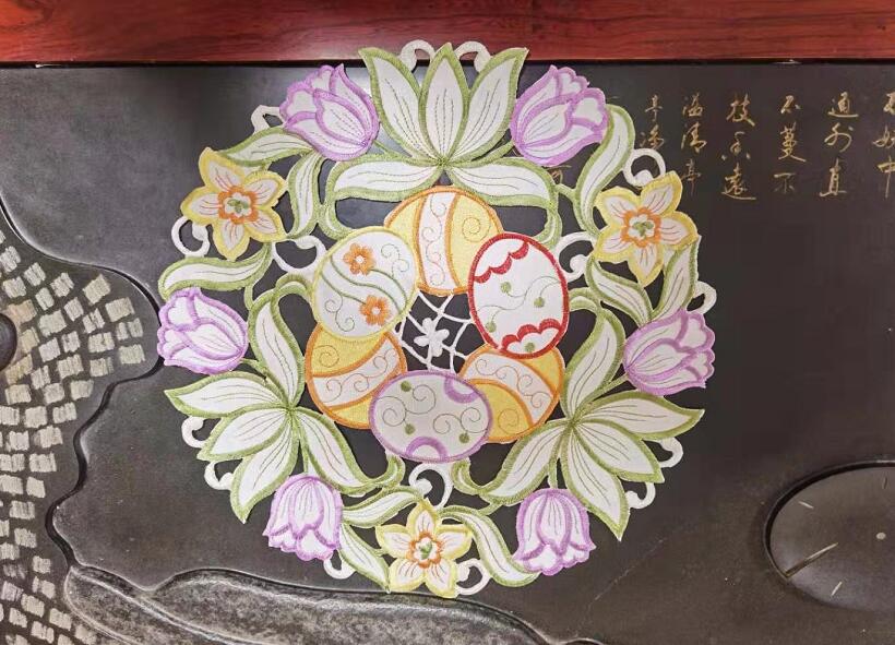 ヨーロピアン中空イースターエッグアート刺繍入りテーブルランナ - Embroidery Egg のレビューと価格