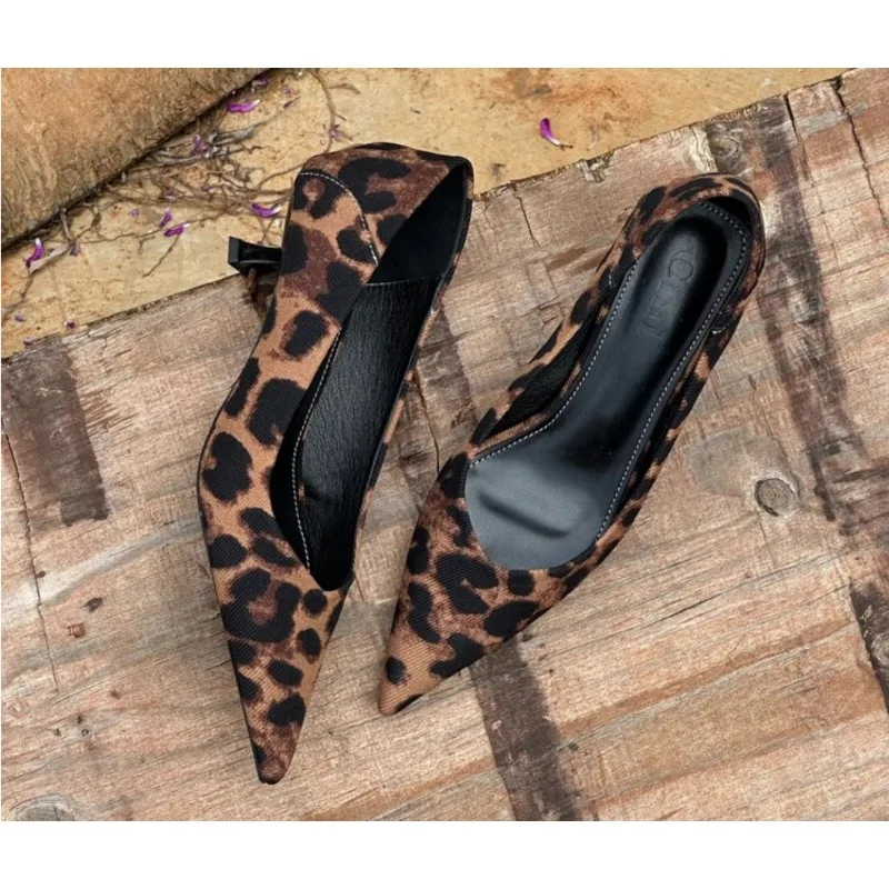 2024 女性のセクシーなハイヒールバーガンディヌードパンプ - Embroidery Flat Shoes のレビューと価格