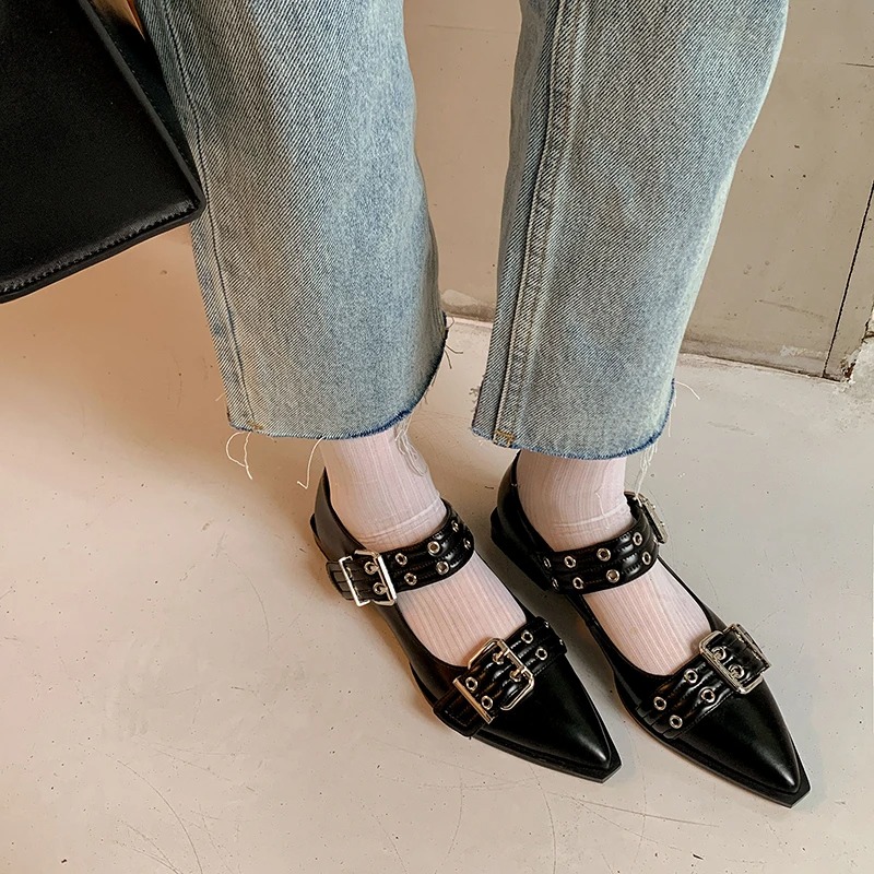 女性の靴デザイナーの高級ローヒールパンプスバックルファッショ - Embroidery Flat Shoes のレビューと価格