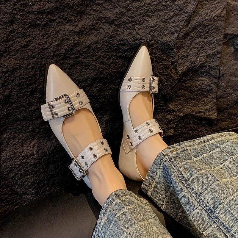 女性の靴デザイナーの高級ローヒールパンプスバックルファッショ - Embroidery Flat Shoes のレビューと価格